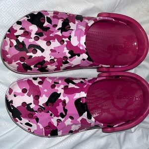 SIZE 9 PINK CAMO CROCS